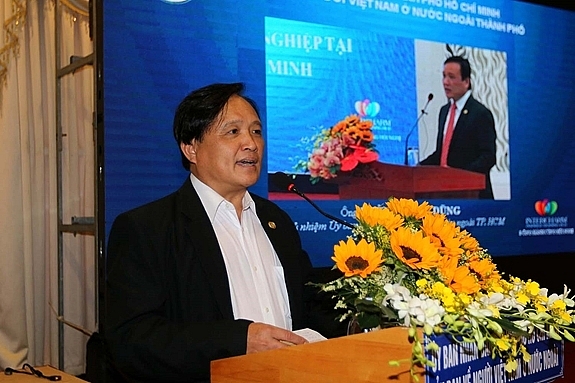 ông Phùng Công Dũng, Chủ nhiệm Ủy ban về Người Việt Nam ở nước ngoài Thành phố Hồ Chí Minh. ông Phùng Công Dũng, Chủ nhiệm Ủy ban về Người Việt Nam ở nước ngoài Thành phố Hồ Chí Minh.