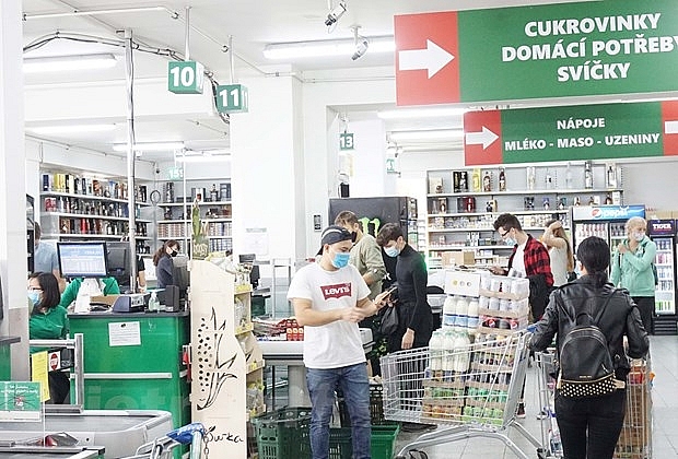 Doanh nghiệp Việt tại Séc vượt khó cùng cộng đồng chống COVID-19 | Người Việt bốn phương | Vietnam+ (VietnamPlus) Doanh nghiệp Việt tại Séc vượt khó cùng cộng đồng chống COVID-19 | Người Việt bốn phương | Vietnam+ (VietnamPlus)