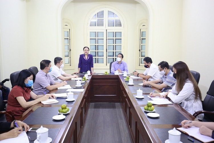 Thứ trưởng Ngoại giao Tô Anh Dũng, Chủ nhiệm Ủy ban Công tác về các tổ chức phi chính phủ nước ngoài phát biểu tại buổi làm việc.