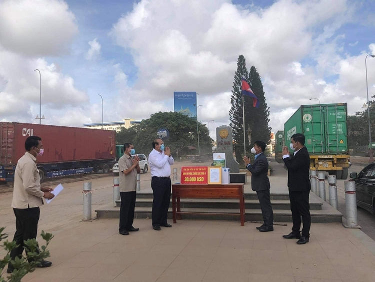 Liên hiệp Hữu nghị Đồng Tháp, Đồng Nai, Bình Dương hỗ trợ hội viên và bạn bè quốc tế chống dịch COVID-19 Liên hiệp Hữu nghị Đồng Tháp, Đồng Nai, Bình Dương hỗ trợ hội viên và bạn bè quốc tế chống dịch COVID-19