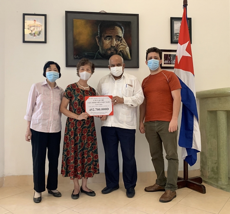 Câu lạc bộ Cựu du học sinh Việt Nam tại Cuba trao số tiền 452.700.000đ ủng hộ nhân dân Cuba mua vật tư y tế chống dịch COVID-19
