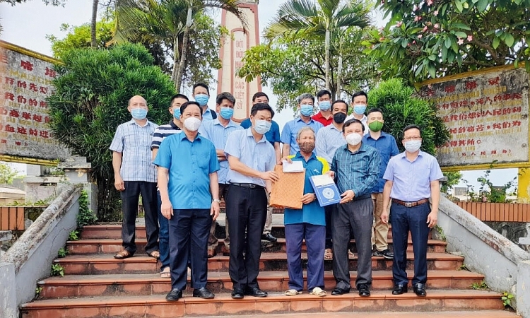 Liên hiệp Hữu nghị tỉnh, Hội Hữu nghị Việt Nam – Trung Quốc tỉnh và đại diện Công ty TNHH Luxshare – ICT đã trao quà cho ông Dương Quang Kiến. Liên hiệp Hữu nghị tỉnh, Hội Hữu nghị Việt Nam – Trung Quốc tỉnh và đại diện Công ty TNHH Luxshare – ICT đã trao quà cho ông Dương Quang Kiến.