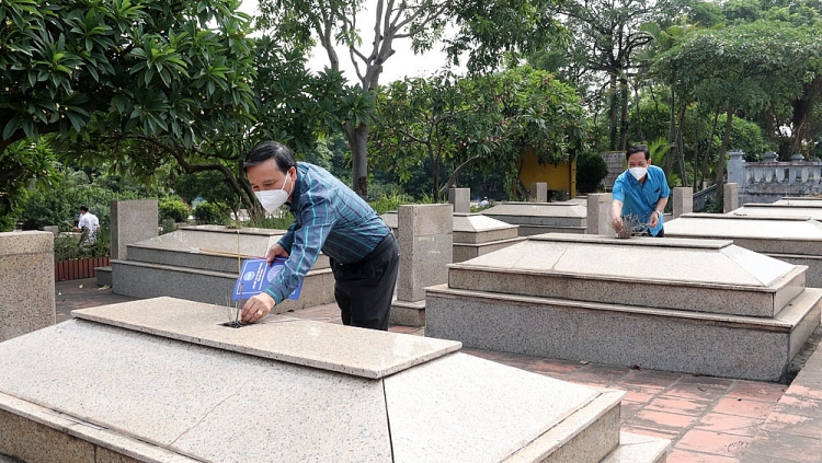Các đại biểu thắp hương trên các phần mộ Các đại biểu thắp hương trên các phần mộ