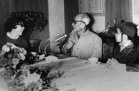 Bà Melba Hernandez (trái) gặp gỡ với Bác Hồ tại Hà Nội. Ảnh tư liệu báo Granma. Bà Melba Hernandez (trái) gặp gỡ với Bác Hồ tại Hà Nội. Ảnh tư liệu báo Granma.