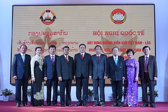 Các đại biểu tham dự Hội nghị quốc tế xây dựng đường biên giới Việt – Lào hòa bình, hữu nghị, hợp tác cùng phát triển giai đoạn 2017-2020 năm 2017 chụp ảnh lưu niệm. (Ảnh: Dân trí) 4805 mt2 1500053794531