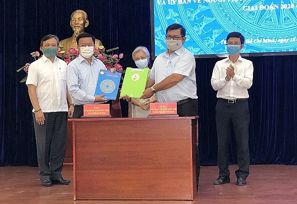Đại diện Ban Thường trực Ủy ban Mặt trận Tổ quốc Việt Nam TP.HCM và Ủy ban về người Việt Nam ở nước ngoài TP.HCM trao đổi văn bản ký kết phối hợp hoạt động. 2422 kyket 20200818185139