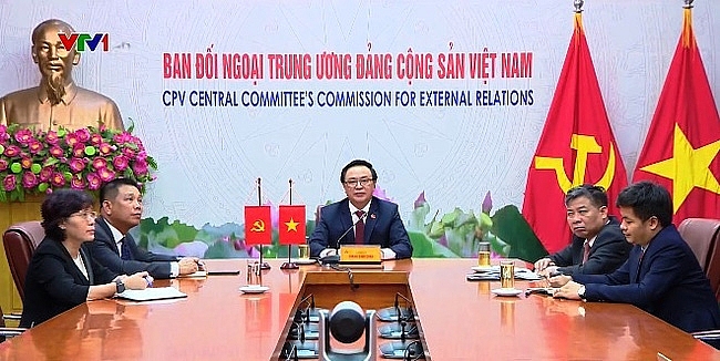 Trưởng Ban Đối ngoại Trung ương Hoàng Bình Quân tại cuộc hội đàm trực tuyến. (Ảnh: VTV) 0244 hoi dam 1597926093108245148312