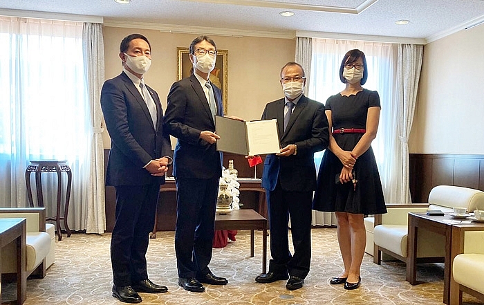 Ông Takayoshi Futae (thứ 2 từ trái sang) trao tượng trưng số tiền 100 triệu Yên Nhật cho Đại sứ Đặc mệnh toàn quyền Việt Nam tại Nhật Bản. 2420 9cee58e93210a5b67d039d5c740c3cd8 1