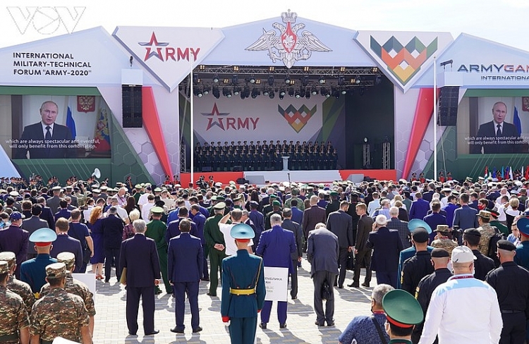 Tổng thống Nga V.Putin chào mừng Hội thao qua hai màn hình video lớn. (Ảnh: VOV) 4316 army 2 vov ykxf