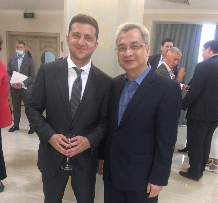 Tổng thống Ukraine Volodynyr Zelensky và Đại sứ Việt Nam Nguyễn Anh Tuấn. (Nguồn: Đại sứ quán Việt Nam tại Ukraine) 3102 img 8387tth