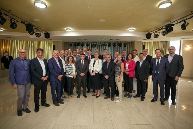 Trưởng các cơ quan đại diện ở Ukraine chụp ảnh lưu niệm cùng Tổng thống Zelensky. (Nguồn: Đại sứ quán Việt Nam tại Ukraine) 3154 tang cuong quan he viet nam ukraine trong xu the thuc day quan he ukraine asean