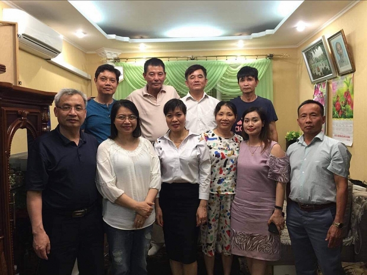 Đại sứ Việt Nam tại Ukraine Nguyễn Anh Tuấn chụp ảnh lưu niệm cùng Ban chấp hành Hội người Việt Nam tại tỉnh Nhicolaiev 3425 img 6402nhicolaiev
