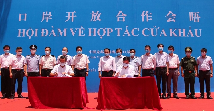 Lãnh đạo hai bên ký kết Biên bản ghi nhớ buổi hội đàm. 5220 img 8969 1191 x 621 1