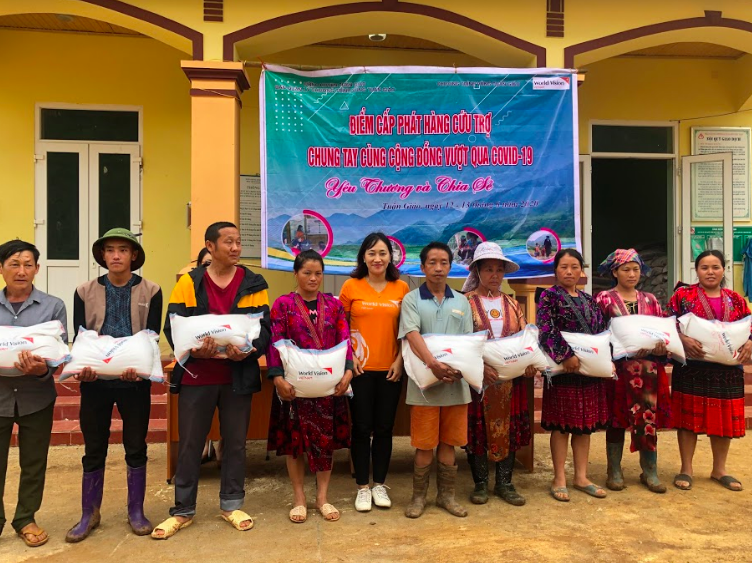 Cấp phát hàng cứu trợ tại huyện Tuần Giáo, tỉnh Điện Biên. 3224 aynh chuyp mayn hiynh 2020 08 27 luyc 163146