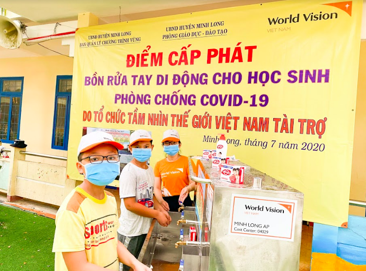 World Vision Việt Nam hỗ trợ bồn rửa tay di động cho học sinh tại huyện Minh Long, tỉnh Quảng Ngãi. 3231 aynh chuyp mayn hiynh 2020 08 27 luyc 163206