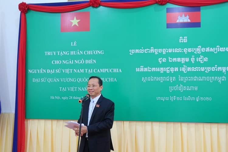 Lễ truy tặng Huân chương của Nhà nước Campuchia cho cố Đại sứ Ngô Điền le truy tang huan chuong cua nha nuoc campuchia cho co dai su ngo dien
