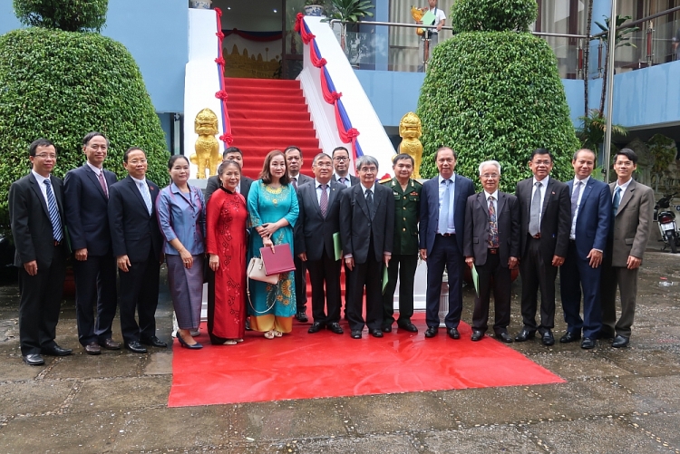 Lễ truy tặng Huân chương của Nhà nước Campuchia cho cố Đại sứ Ngô Điền le truy tang huan chuong cua nha nuoc campuchia cho co dai su ngo dien