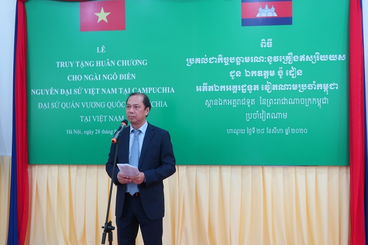 Lễ truy tặng Huân chương của Nhà nước Campuchia cho cố Đại sứ Ngô Điền le truy tang huan chuong cua nha nuoc campuchia cho co dai su ngo dien