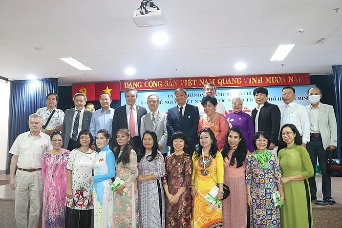Các kiều bào tham dự buổi gặp mặt. (Ảnh: SGGP) 5424 1 thanhphohochiminhgapmatdaidienkieubaonhandipquockhanh2 9 sftp