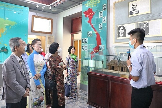 Đại biểu kiều bào tham quan Bảo tàng Hồ Chí Minh và nghe thuyết minh viên giới thiệu về cuộc đời, sự nghiệp cách mạng của Chủ tịch Hồ Chí Minh. (Ảnh: SGGP) 5426 5 dmvu