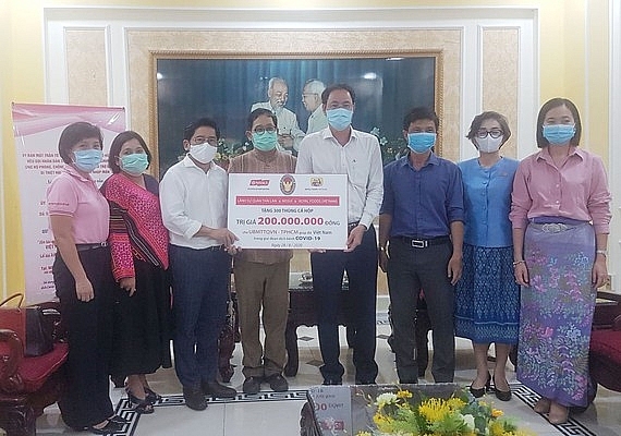 Phó Chủ tịch Thường trực Uỷ ban MTTQ Việt Nam TP Nguyễn Thành Trung tiếp nhận bảng tượng trưng trị giá 200 triệu đồng tiền hàng do Lãnh sự quán Thái Lan tại TP.HCM trao tặng 0959 2 mrfn