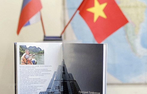 Cuốn sách “Việt Nam cất cánh”, một minh chứng mới của tình hữu nghị, hợp tác đối tác chiến lược toàn diện Liên bang Nga - Việt Nam. 0404 sachnga