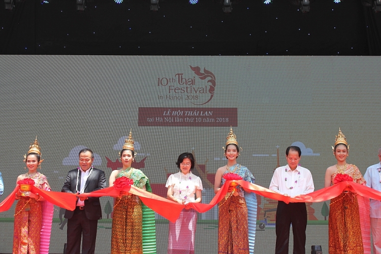 Ngày 15/9/2018, tại Quảng trường Lý Thái Tổ (Hà Nội), Đại sứ quán Thái Lan tổ chức “Lễ hội Thái Lan thường niên lần thứ 10, năm 2018”. Tham dự có ông Vũ Hồng Nam - Thứ trưởng Bộ Ngoại giao; ông Tạ Quang Ngọc - Chủ tịch Hội Hữu nghị Vi Ngày 15/9/2018, tại Quảng trường Lý Thái Tổ (Hà Nội), Đại sứ quán Thái Lan tổ chức “Lễ hội Thái Lan thường niên lần thứ 10, năm 2018”. Tham dự có ông Vũ Hồng Nam - Thứ trưởng Bộ Ngoại giao; ông Tạ Quang Ngọc - Chủ tịch Hội Hữu nghị Vi