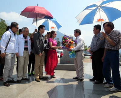 Đại diện Sở Văn hóa-Thể thao và Du lịch đón đoàn du lịch Thái Lan tại cột mốc biên giới Cửa khẩu quốc tế Cha Lo (Quảng Bình). Đại diện Sở Văn hóa-Thể thao và Du lịch đón đoàn du lịch Thái Lan tại cột mốc biên giới Cửa khẩu quốc tế Cha Lo (Quảng Bình).