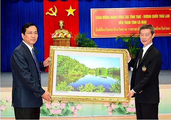 Phó chủ tịch UBND tỉnh Cà Mau Trần Hồng Quân (bên trái) tặng ngài Phó tỉnh trưởng tỉnh Trat Prathan Surakit Bovon bức tranh về rừng đước Cà Mau. Phó chủ tịch UBND tỉnh Cà Mau Trần Hồng Quân (bên trái) tặng ngài Phó tỉnh trưởng tỉnh Trat Prathan Surakit Bovon bức tranh về rừng đước Cà Mau.
