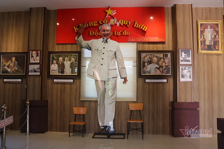 Hình ảnh Bác Hồ được đặt trong phòng trưng bày. (Ảnh: Vietnamnet) Hình ảnh Bác Hồ được đặt trong phòng trưng bày. (Ảnh: Vietnamnet)