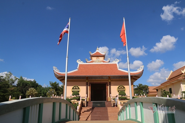 Khu tưởng niệm Chủ tịch Hồ Chí Minh ở Bản Mạy nhìn từ cổng vào. Khu tưởng niệm Chủ tịch Hồ Chí Minh ở Bản Mạy nhìn từ cổng vào.