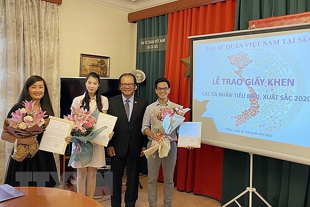 Các cá nhân suất sắc được khen thưởng. (Ảnh: Hồng Kỳ/TTXVN) Các cá nhân suất sắc được khen thưởng. (Ảnh: Hồng Kỳ/TTXVN)