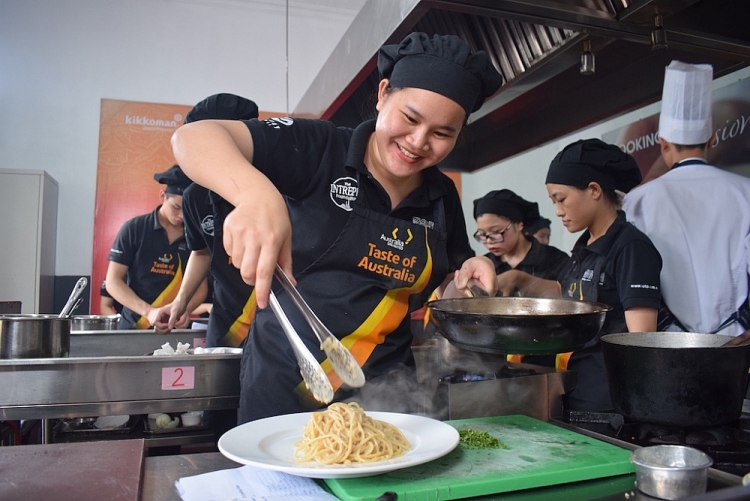 Thanh thiếu niên Việt Nam có hoàn cảnh khó khăn được học nghề miễn phí tại KOTO