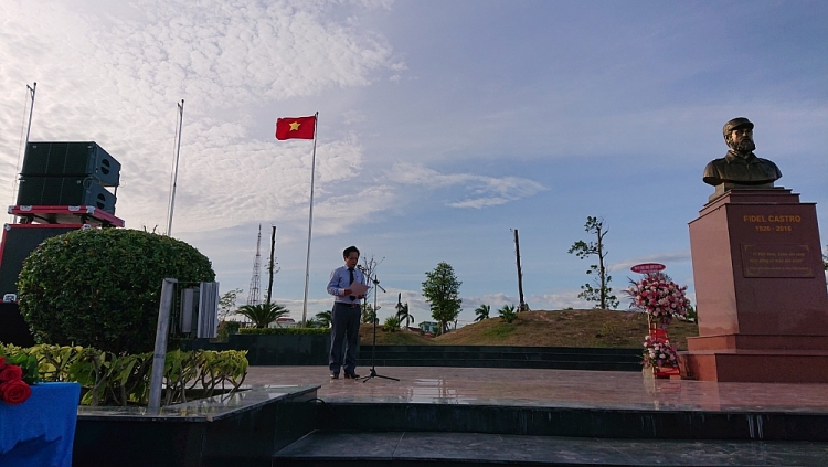 Đồng chí Trần Khánh Phôi, Phó Giám đốc Sở Ngoại vụ, Chủ tịch Liên hiệp các tổ chức hữu nghị tỉnh đọc diễn văn tóm tắt cuộc đời hoạt động cách mạng của lãnh tụ Cuba Fidel Castro