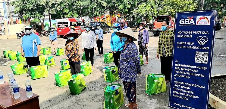 Những món quà của Hội hữu nghị Việt Đức TP.HCM (VDFG) và Hiệp hội Doanh nghiệp Đức tại Việt Nam (GBA) đã phần nào mang sự ấm áp đến cho gia đình tại phương Cát Lái và Tân Phú (TP.HCM)