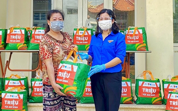 Chương trình “Triệu túi an sinh” đến với người dân khó khăn tại phường Ngọc Hà (quận Ba Đình, TP Hà Nội).