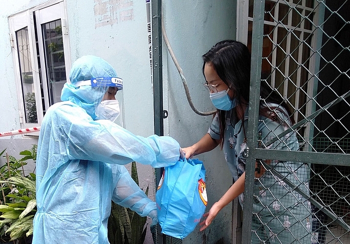 Người dân khó khăn trên địa bàn quận 12, TP HCM nhận phần quà hỗ trợ từ cán bộ MTTQ. Người dân khó khăn trên địa bàn quận 12, TP HCM nhận phần quà hỗ trợ từ cán bộ MTTQ.