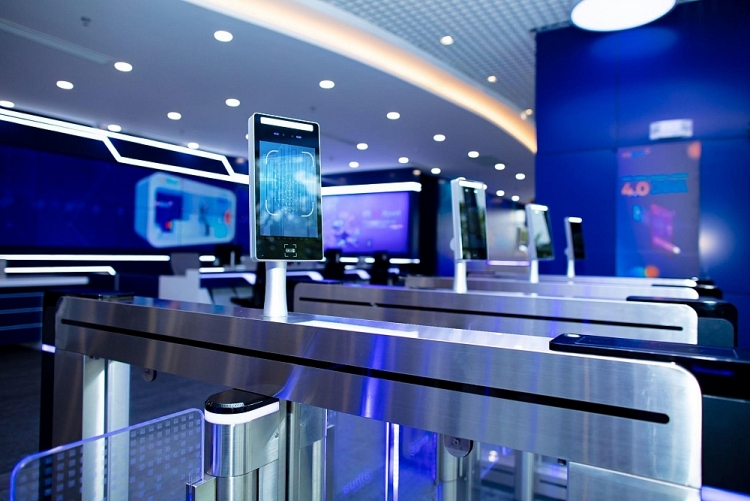 Khách hàng sẽ được trải nghiệm sự hiện đại của công nghệ với FaceID ngay từ cửa vào Khách hàng sẽ được trải nghiệm sự hiện đại của công nghệ với FaceID ngay từ cửa vào