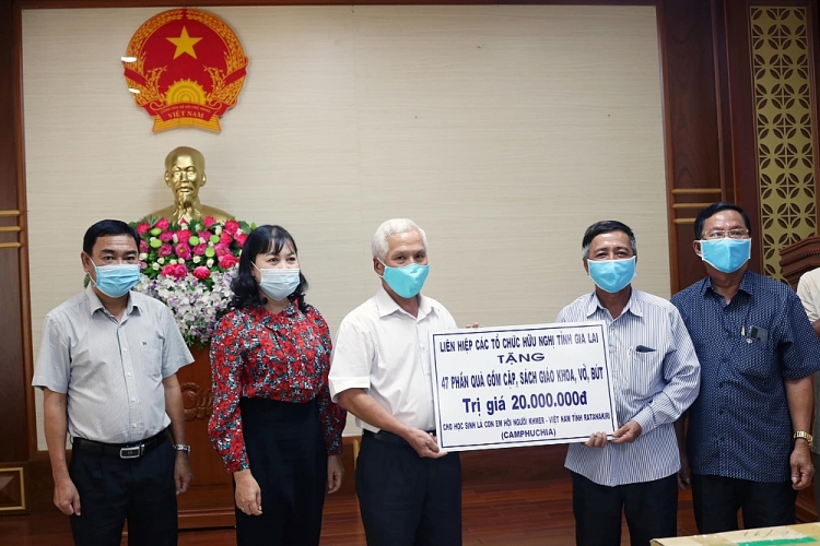 Lãnh đạo Liên hiệp các tổ chức hữu nghị tỉnh Gia lai trao quà cho đại diện Hội Khmer-Việt Nam-Chi nhánh Ratanakiri (Vương quốc Campuchia). (Ảnh: Báo Gia Lai) 4118 118456102 212165166905985 3113312529011700118 o