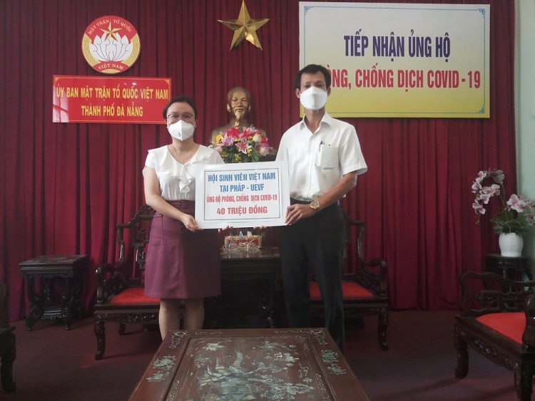 Đại diện UEVF trao quà ủng hộ tuyến đầu chống dịch Đà Nẵng. (Nguồn: UEVF) 2618 118427162 10158379275307713 8666368070922965107 o