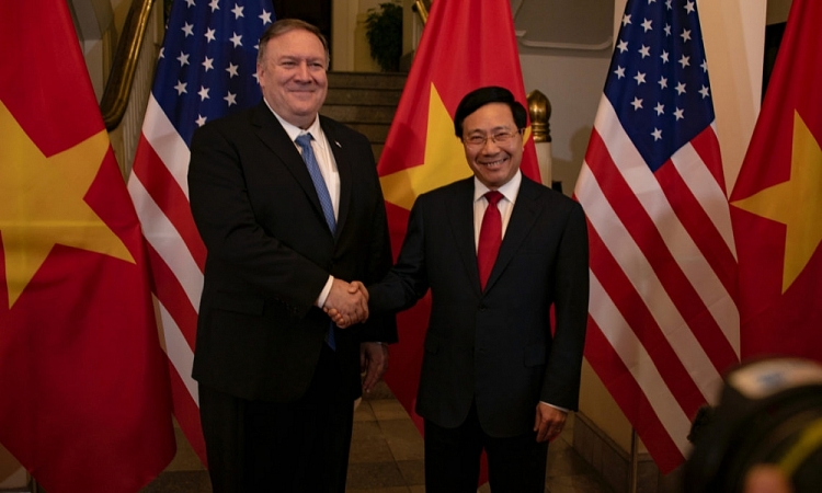 Ngoại trưởng Mỹ Mike Pompeo (trái) bắt tay Phó thủ tướng, Bộ trưởng Bộ Ngoại giao Việt Nam Phạm Bình Minh tại Hà Nội tháng 2/2019 (Ảnh: Bộ Ngoại giao Mỹ) 5742 secretary pompeo and dpm minh