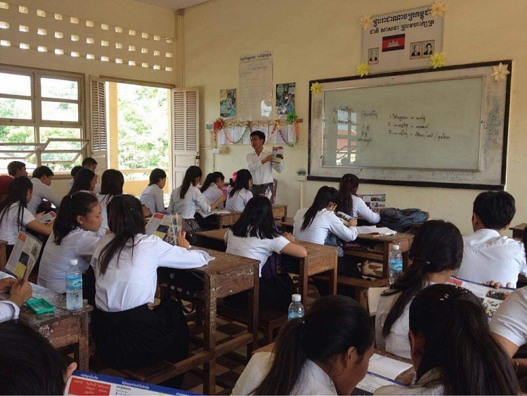 Kiên Sehás tham gia quảng bá hình ảnh trường ĐH Trà Vinh cũng như các trường ĐH Việt Nam đến với học sinh THPT Campuchia. 1700 image005