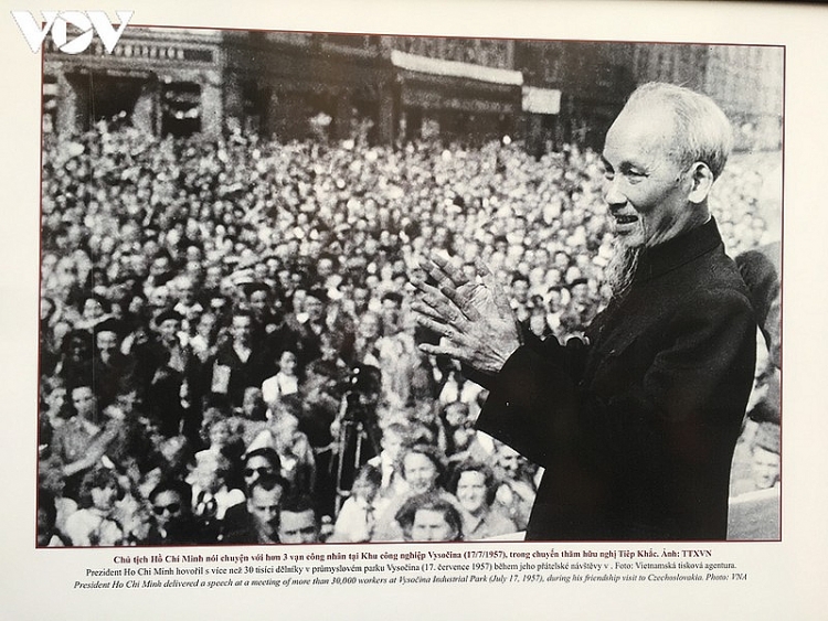 Chủ tịch Hồ Chí Minh nói chuyện với hơn 30.000 công nhân tại khu công nghiệp Vysocina(17/7/1957) trong chuyến thăm hữu nghị Tiệp Khắc. (Ảnh: VOV) Ấn tượng tình hữu nghị Việt - Séc qua triển lãm ảnh “Việt Nam đổi mới và phát triển”