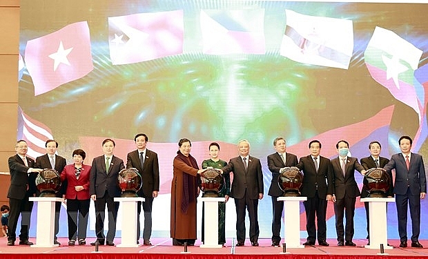 Chủ tịch Quốc hội Nguyễn Thị Kim Ngân và các đại biểu ấn nút công bố trang thông tin điện tử, ứng dụng di động và bộ nhận diện của AIPA 2020. (Ảnh: TTXVN) 3711 ttxvn aipa 41
