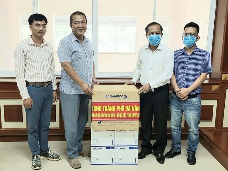 Đại diện Đại sứ quán Việt Nam tại Campuchia cùng Đại diện Chi nhánh Hội Khmer - Việt Nam tỉnh Kampong Chhnang đã tiếp nhận vật tư y tế 1107 119111305 2643946652374913 3483499653113454930 n