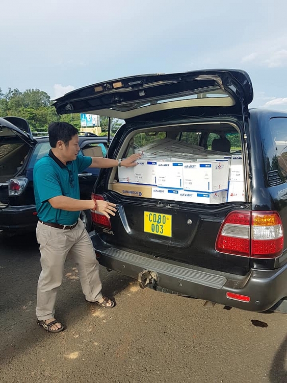 Số vật tư y tế nêu trên là món quà Đảng bộ, chính quyền và nhân dân thành phố Đà Nẵng hỗ trợ cho tỉnh Battambang và cộng đồng người Việt tại tỉnh Kampong Chhnang phòng chống dịch bệnh COVID-19, vượt qua khó khăn, ổn định cuộc sống. 1109 119131534 10221774702464115 3531197576545389368 n