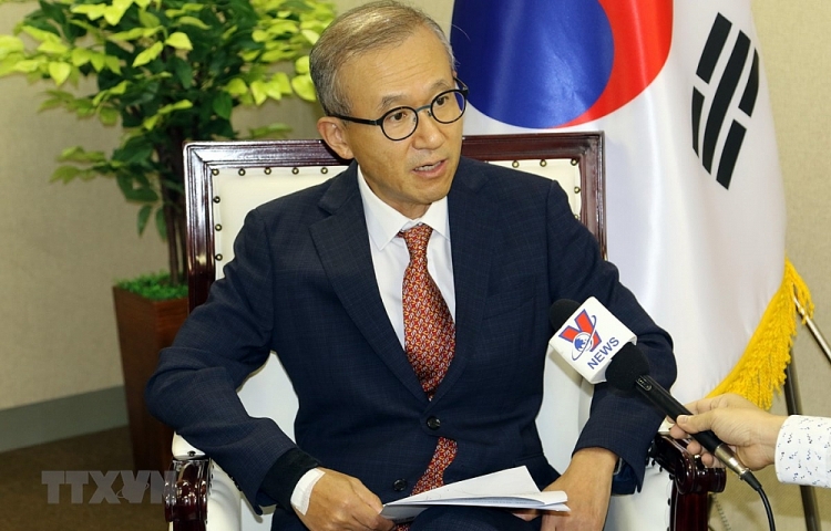 Đại sứ Hàn Quốc tại ASEAN Lim Sungnam trả lời phóng viên TTXVN. (Ảnh: Hải Ngọc/TTXVN) 5011 ttxvnlimsungnam1109 1