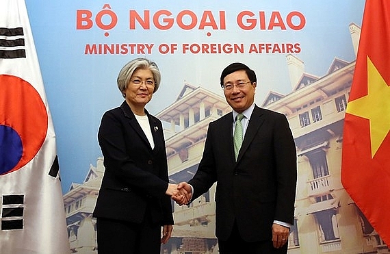 Phó Thủ tướng, Bộ trưởng Ngoại giao Phạm Bình Minh và Bộ trưởng Ngoại giao Hàn Quốc Kang Kyung Wha trước thềm cuộc hội đàm tại Nhà khách Chính phủ ngày 9-3-2018. Ảnh: VGP 4504 kangkyung hwa sggp qicm