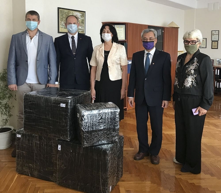 Đại sứ quán Việt Nam tại Ucraina thăm Trường chuyên ngữ số 251 mang tên Chủ tịch Hồ Chí Minh và tặng quà cho trường. 0054 2154 ys hhnht1