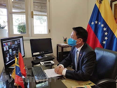 Đại sứ Lê Viết Duyên chủ trì cuộc hội thảo. (Ảnh: ĐSQ Việt Nam tại Venezuela) 0034 d vnp vene 1